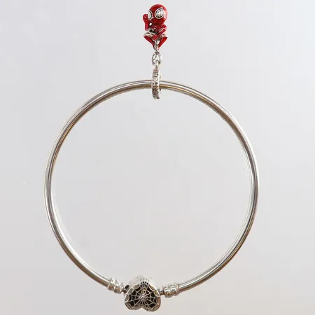 Armring Pandora med Marvel Spider-Man lås samt hänge Ø62mm öppningsbar bredd 3mm "With great power comes great responsibility" kvitto 2024 box, Silver 925/1000.  Vikt: 12,8 g