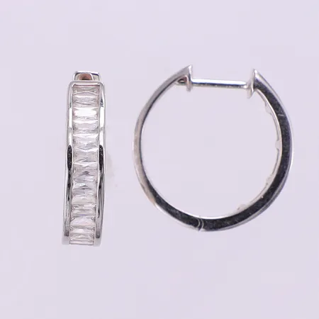 Örhängen creoler med stenar, ca Ø17,2mm bredd 4,4mm, vitguld. 18K Vikt: 4,3 g
