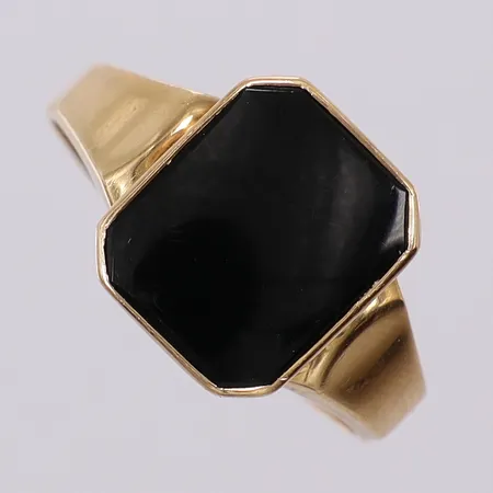 Ring med onyx stl: ca 19½ bredd: ca 3-12mm något skev skena BEH Bengt Hallberg Guldsmeds AB 1966 18K Vikt: 3,4 g