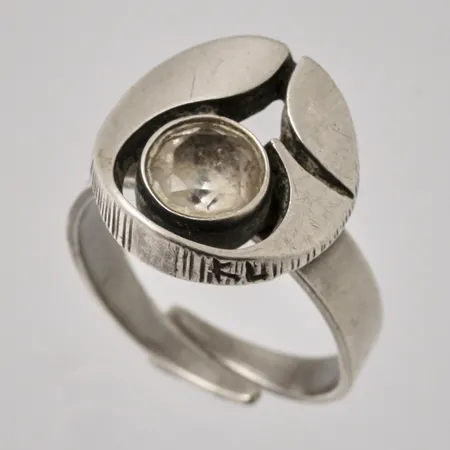 Ring stl:18 bredd 4,6-15,9mm, 1st vit sten, Karl Laine, 1995, Kultasepät Sten & Laine, Finnfeelings Oy, silver 925/1000, 5,05g.