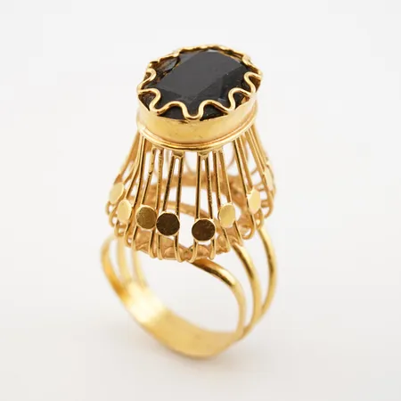 Ring m svart sten, stl 17½(55), 21k, höjd 18mm, lite skev Vikt: 8 g