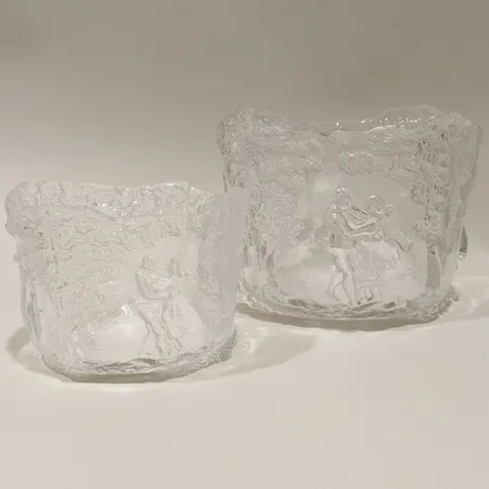 Två skålar Kosta Boda Kjell Engman Midsommardansen/Sverigeskålen höjd 10cm Ø14 cm samt höjd 15cm Ø19cm. Skickas med paket.