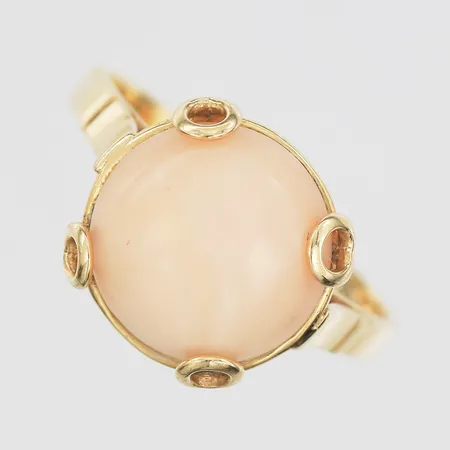 Ring med ljusrosa korall stl:17½, bredd 2,5-13mm, sten lös i fattning, 14K Vikt: 4 g
