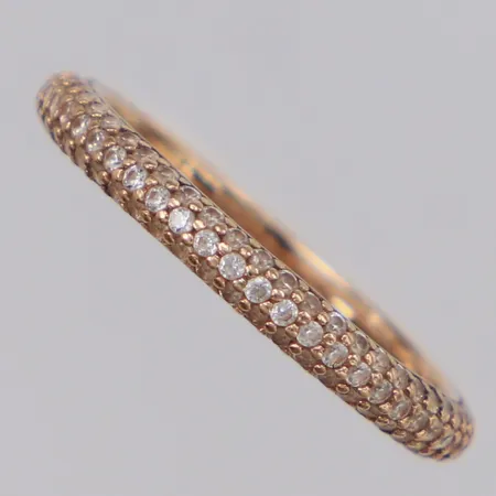 Ring med stenar stl:15½, bredd 2,2mm, 14K  Vikt: 1,4 g