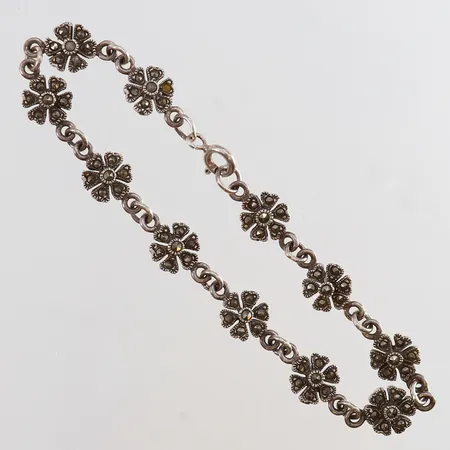 Armband med markasiter längd 18cm bredd 8mm en markasit saknas Silver 925/1000.  Vikt: 9,6 g