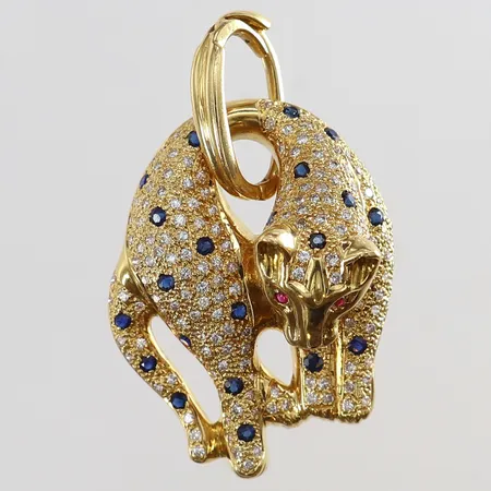 Hänge kattdjur med rubiner 2 x 0,01ct safirer 22 x 0,02ct samt diamanter ca 170 x 0,005ct totalt ca 0,85ctv 41,5x28mm ink ögla 18K. OBS! Ej märkes design! Vikt: 15,4 g