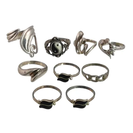 Ringar silver 9 stycken, delvis med svart/vit dekor, stl:16½-19,0 mm, varierande bredd Vikt: 30,5 g