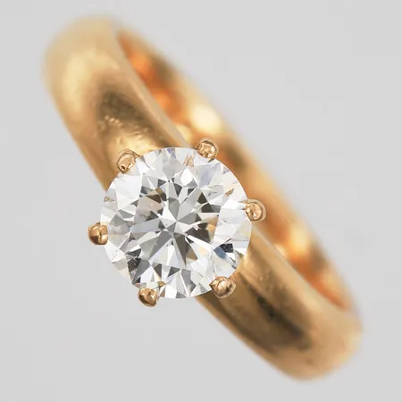 Ring med briljantslipad diamant 1,26ct kvalitet TW(G)/VS,1 Ex/Ex/Ex, kvalitet enligt kopia på certifikat från GIA, lasergraverad rondist med certifikatnummer: GIA 6212467477, stl: 16¾, tillverkad av Stjernswärd, Stockholm, otydlig årsstämpel, 18K guld Vikt: 7,3 g