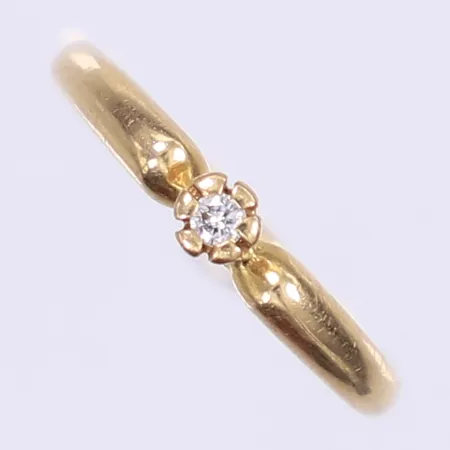 Ring med diamant 1x 0,04ct enligt gravyr stl:17 bredd 2-4mm, svenska stämplar,18K  Vikt: 2,8 g