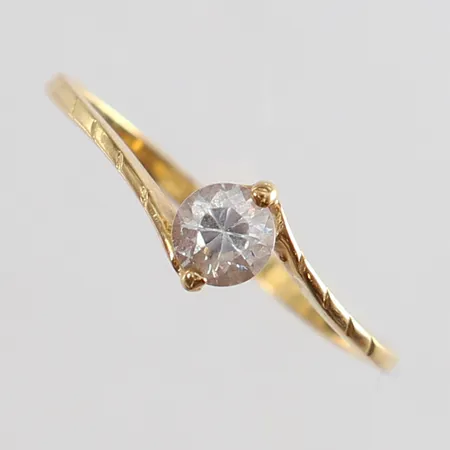 Ring med sten stl:17 bredd 1,3-5,5mm något skev 18K. Vikt: 1,2 g