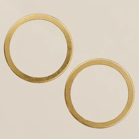 Två släta ringar stl 16 bredd 2mm, gravyr 20K Vikt: 5,9 g