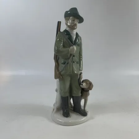 Figurin, jägare med hund, porslin, GDR, Tyskland, Höjd ca 26,5 cm.