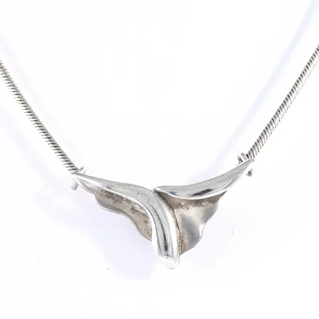 Hänge delvis matterad bredd 35mm längd 21mm, kedja ormlänk 42cm bredd 2mm medföljer, silver 925/1000 14,8g.