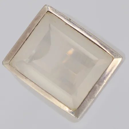 Ring med fasettslipad sten, möjligen mjölkkvarts, bredd 22mm, 925/1000 silver Vikt: 18,8 g