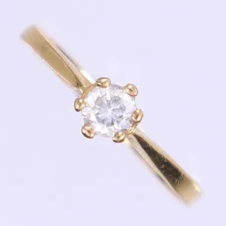 Ring med vit sten stl:17 bredd 1,5-5mm, något ojämn i formen, 18K Bruttovikt: 1,7g Vikt: 1,7 g
