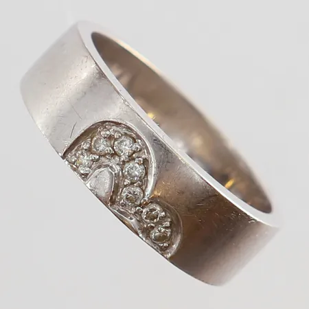 Ring med diamanter 7 x 0,01ct stl:16¼ bredd 5-6mm vitguld 18K. Vikt: 4,9 g