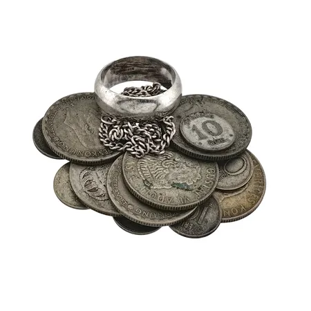 Diverse silverföremål, defekta smycken (835-925), silvermynt 40% Vikt: 65,7 g