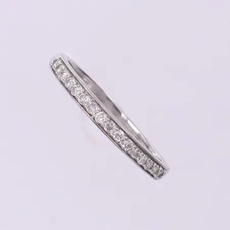 Alliansring med diamanter 16 x ca 0,012ct stl:18, bredd 2,3-2,4mm, GHA, vitguld 18K.  Vikt: 2,5 g