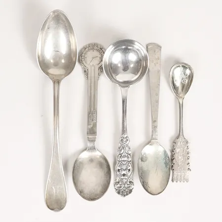 Diverse skedar, varierande modeller och storlekar, gravyrer, silver 830/1000 Vikt: 132,4 g