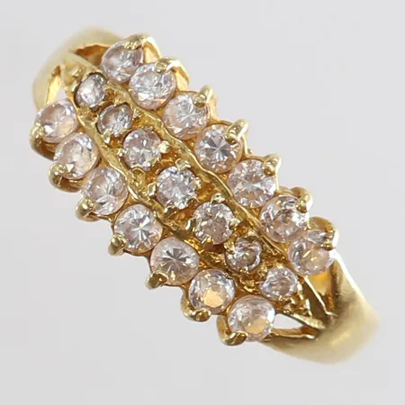 Ring med vita stenar stl:18¼ bredd 2,5-9mm buckligt 18K. Vikt: 3,3 g