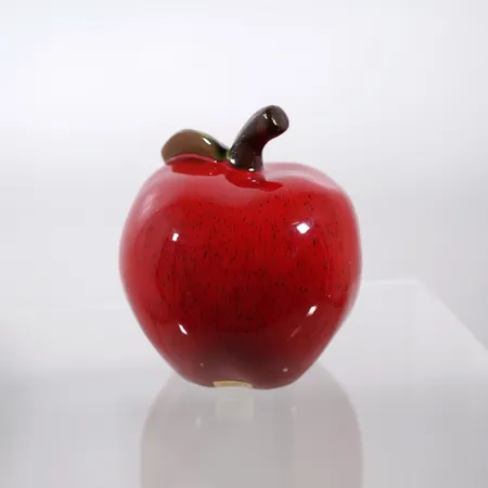 Röd äpple Rolf Berg höjd: ca 13.5cm  Specialfrakt, kontakta pantbankskontoret för mer information.