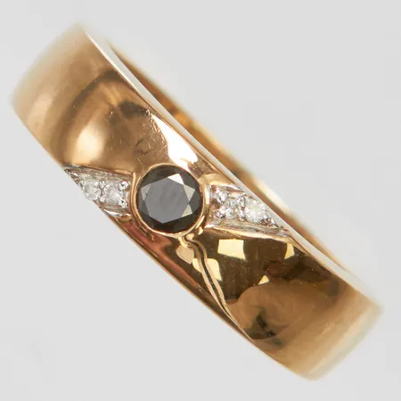 Ring med svart diamant 1 x ca.0,08ct samt vita diamanter 4 x ca 0,005ct stl:17¼, bredd 3,5-5,5mm, 9K Vikt: 3,7 g