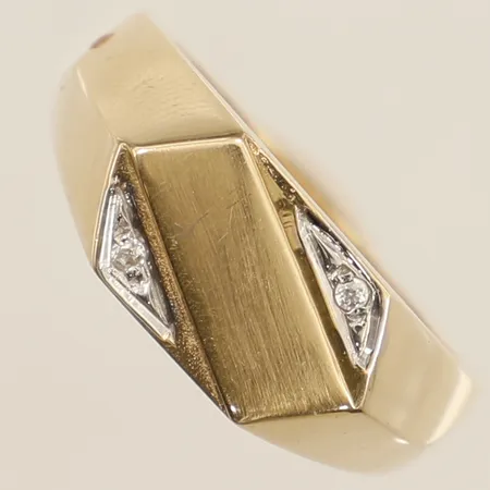 Ring med vita stenar stl:17½ bredd 8mm vitguldsdetaljer 18K Vikt: 4,3 g