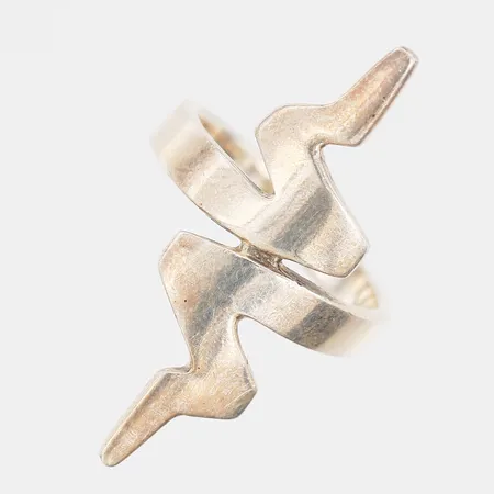 Ring stl:15½, bredd 3-30mm, silver 925/1000 Vikt: 3,8 g