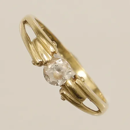 Ring med vit sten stl:17¼ bredd 1,4mm 18K Vikt: 1,8 g