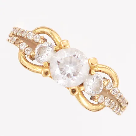 Ring med vita stenar ca stl:16 bredd: 1-6mm, skev skena sju stenar saknas, 21K Vikt: 2,3 g