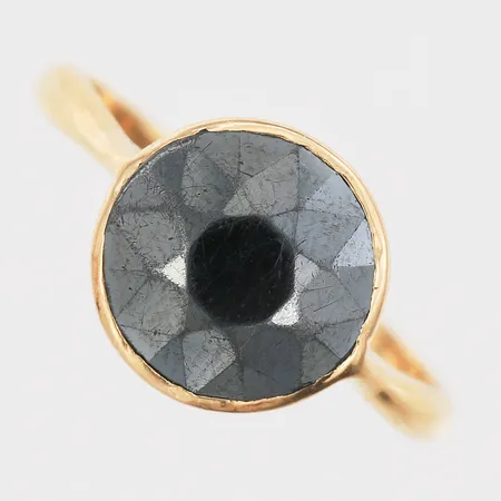 Ring med fasetterad hematit, slitage, stl: 16¾, 18K guld Vikt: 3 g