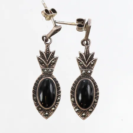 Ett par örhängen med onyx samt markasiter, 40mm, stift, 925/1000 silver Vikt: 4,5 g