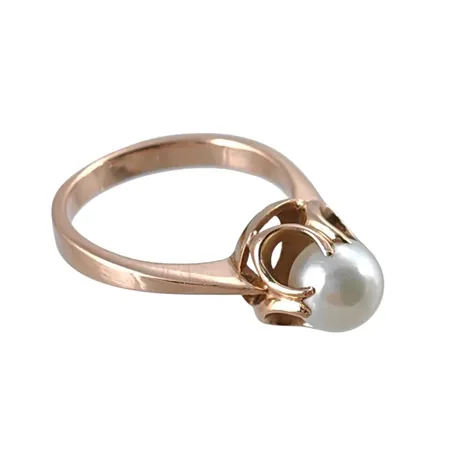 Ring i 14K guld med odlad Pärla Ø 7 mm, blåvitrosa ton, god lyster, stl:17¼ mm, skenans bredd 1,3 - 2,7 mm Vikt: 3,7 g