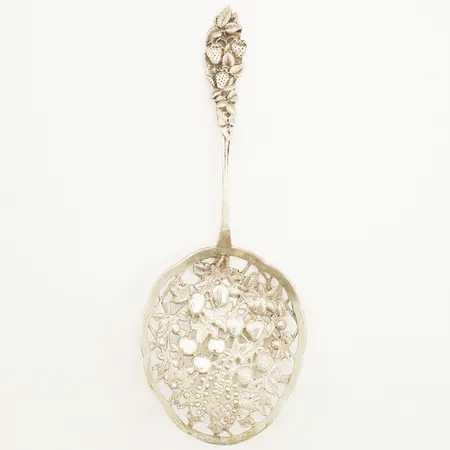 Bärsked med genombruten dekor av frukter och bär längd 23cm bredd 85mm silver Vikt: 79,4 g