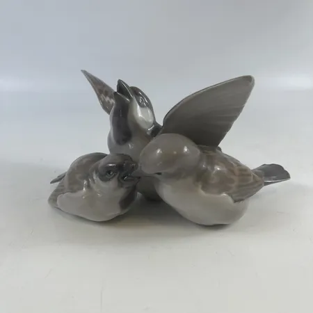 Figurin, sparvfamilj, porslin, Bing & Gröndahl, Modellnummer 1670, Höjd 9 cm Skickas med paket.