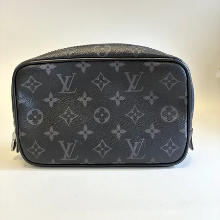 Necessär Louis Vuitton Toiletry Bag PM monogram Eclipse canvas modell-nr: M43384 ca 21x15x6,5cm kvitto Birger Jarlsgatan 2022 invändigt slitage instängt doft repa i monogram.