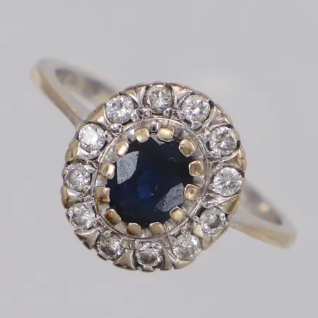 Ring med safir samt diamanter 12 x ca 0,01-0,02ct, vitguld, stl:14, bredd 10mm, kraftigt slitage på stenen, 18K Vikt: 2,1 g
