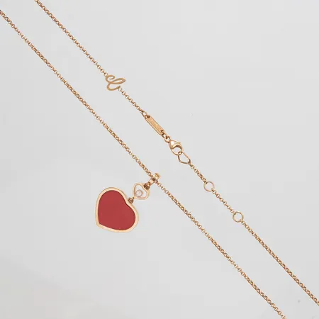 Kedja med hänge Chopard Happy Hearts, diamant 1 x 0,05ct enligt certifikat, rosé guld, längd kedja 45cm, bredd 1,5mm, längd hänge inkl ögla 3,1cm, bredd 28,5mm, modellnr: 797482, serienr: 6635903, skada i sten, certifikat från GASSAN daterat år 2020, manual, etui, box, inga övriga tillbehör. Nypris 42 300;- Vikt: 9 g
