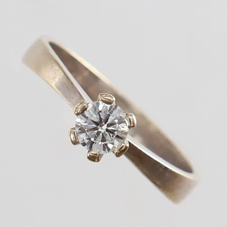 Ring med diamant 1 x 0,30ct stl:16½ bredd 3,5-5mm behov av omrodiering vitguld 18K. Vikt: 2,8 g