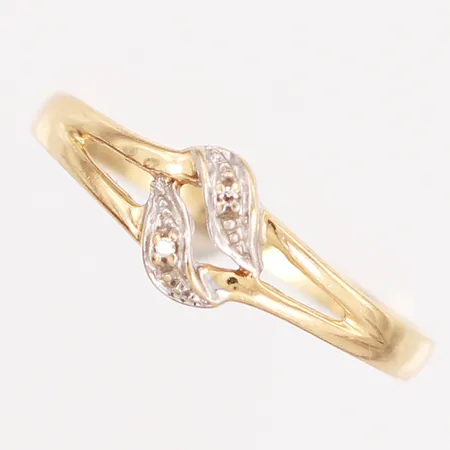Ring med två vita stenar samt detaljer i vitguld stl:19 bredd: 1,5-7mm, 18K Vikt: 1,7 g