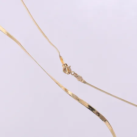 Collier manglad, längd ca 46,5cm bredd 2,4mm, bucklig, skev. 14K  Vikt: 4,6 g