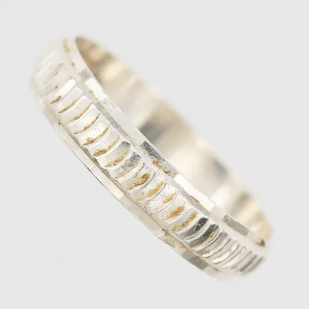 Ring med mönsterdekor, stl: 16¾, bredd 4mm, silver 830/1000 Vikt: 1,3 g