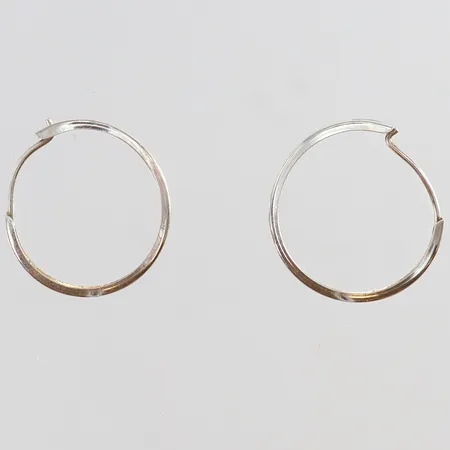 Ett par örhängen creloer Ø15,5mm buckliga Silver 830/1000. Vikt: 0,8 g