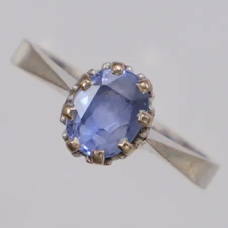 Ring med ljuslila sten möjligen safir, stl:16¾, bredd 8,3mm, vitguld, Anderssons Guld Bengt J Stockholm 1975, spricka, flertal nagg, 18K Vikt: 3,5 g