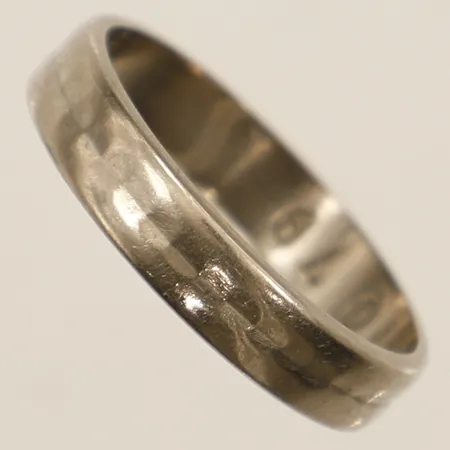 Ring med mönsterdekor stl:15¾, bredd 3,7mm gravyr vitguld 18K  Vikt: 2,5 g