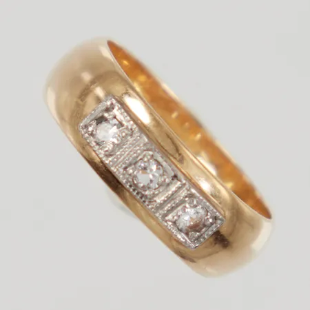 Ring stl 17 med vita stenar, bredd 6mm, gravyr, 18K Vikt: 6 g