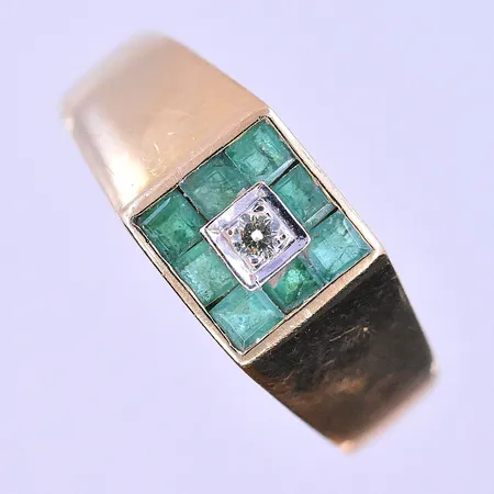 Ring med diamant 0,02ct och gröna stenar stl:16 ½ bredd 2-7 mm 18K. Vikt: 3,8 g