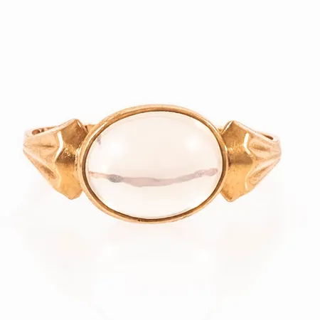 Ring med cabochonslipad dimvit sten stl:17 bredd 1,6-8,5mm, 18K 2,0g.
