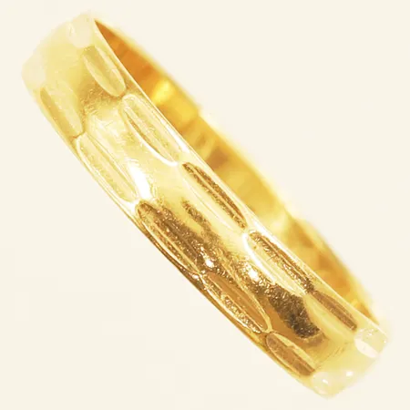 Ring med mönsterdekor stl:15¼, bredd3,5mm gravyr 18K Vikt: 1,3 g