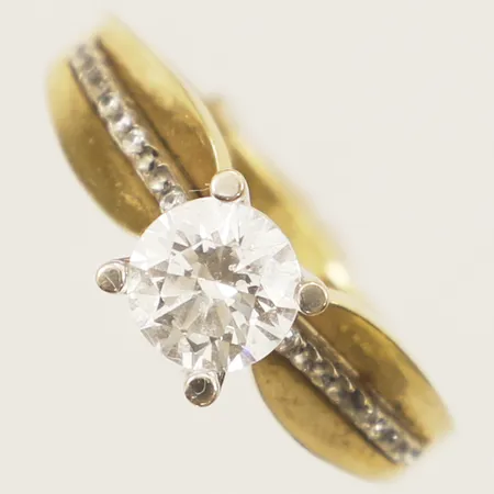 Ring med vita stenar stl:17¼ bredd 6,2mm saknar stenar 18K Vikt: 3,4 g